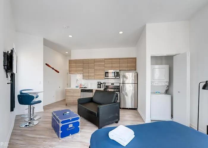 Baths, In-unit Laundry And Full Modern Kitchen - So Much More Than An Average Room! - 747 Lofts Cabin 302 Apts * Chicago