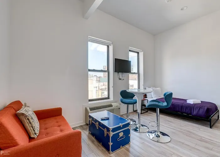 Hotel Baths, In-unit Laundry And Full Modern Kitchen - So Much More Than An Average Room! - 747 Lofts Cabin 302 Apts Chicago